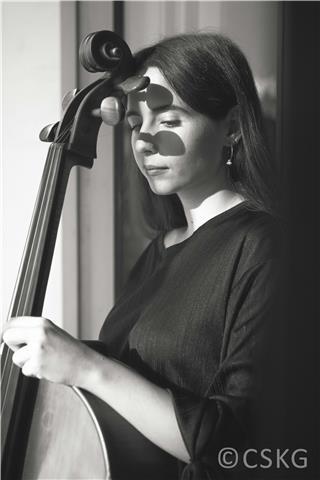 Profesora de violonchelo, lenguaje musical y armonía