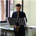 Docente di musica impartisce lezioni di sassofono