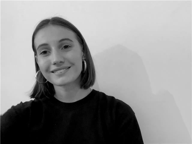 Française habitant à l'étranger depuis 5 ans, je propose d'enseigner l'anglais à des jeunes, par conversations et petits exercices de situations, pour vraiment apprendre l'anglais de terrain ! Pas comme à l'école !
