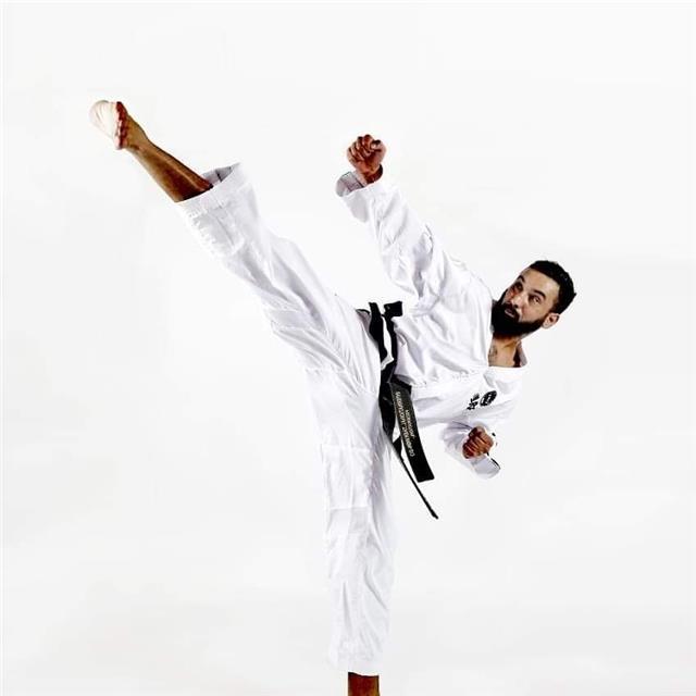 Soy profesor educacion fisica, gran formación en ciencias, estudio de biología marina. intructor iv dande taekwondo. trabajo con niños y adolescentes