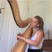 Étudiante harpiste au CRR de Bordeaux donnant des cours en ligne