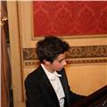 Ragazzo giovane impartisce lezioni di pianoforte per coloro che volessero iniziare, torino