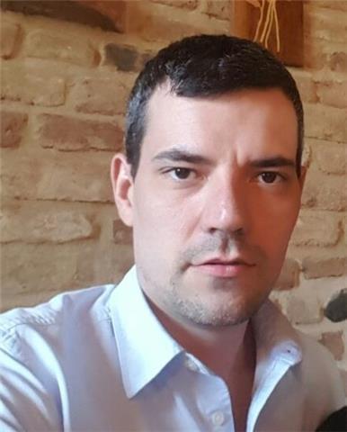 Insegnante di italiano impartisce ripetizioni a studenti in dificoltà