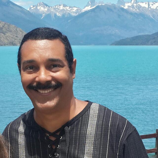 Hola, soy un pianista y profesor de piano cubano. con mi método puedes aprender con rapidez tus canciones favoritas
