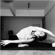 Etudes STAPS, ancienne professeur des arts du cirque, pratique du yoga depuis 4 ans, certifié au studio Gerard Arnaud 200H en Octobre dernier.
Avec le confinement, j'ai donné beaucoup de cours de yoga en ligne, ce qui m'a permis d'affiner la technique.
Au