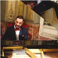 Laureato presso il conservatorio bellini di catania offre lezioni di musica: pianoforte, iniziazione musicale, teoria e solfeggio, armonia e composizo