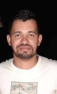 Profesor en ciencias políticas y lic. en relaciones públicas