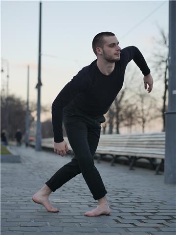 Danseur professionnel propose des cours directement basés Sur le placement et la qualité du mouvement en danse classique. Je ferai de mon mieux pour vous rapprocher des étoiles !