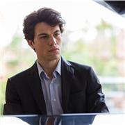 Professeur diplômé au conservatoire supérieur de Milan, enseignant et concertiste, propose cours de piano à domicile. Plus de dix ans d'expérience