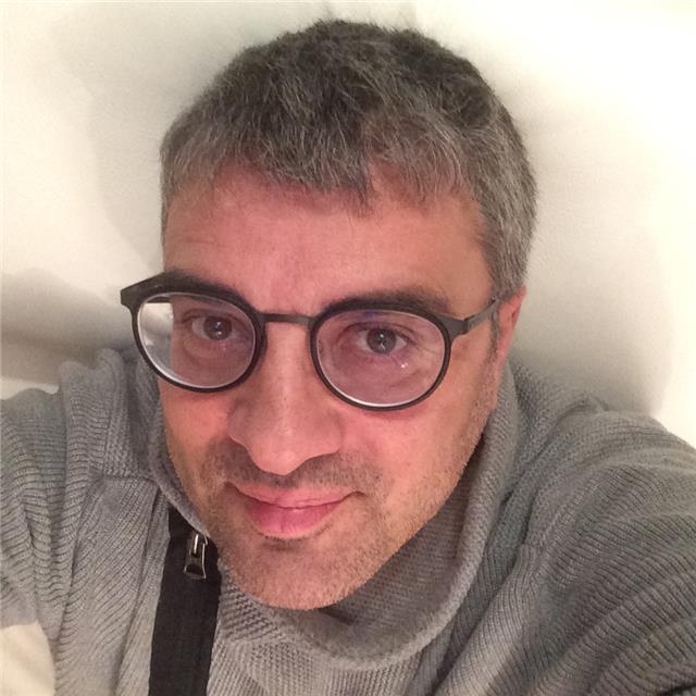 Professeur de sciences économiques, je donne des cours aux étudiants du secondaire et du supérieur, dans toutes les matières écono
