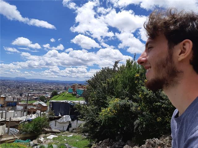 Etudiant en 3ème année de sciences politiques, je propose des cours d'histoire au niveau collège, lycée. Bilingue franco-espagnol, je suis motivé afin de pouvoir partager et échanger autour de cette belle matière