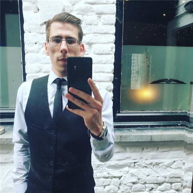 étudiant en littérature, écrivain, diplômée en Français langue étrangère